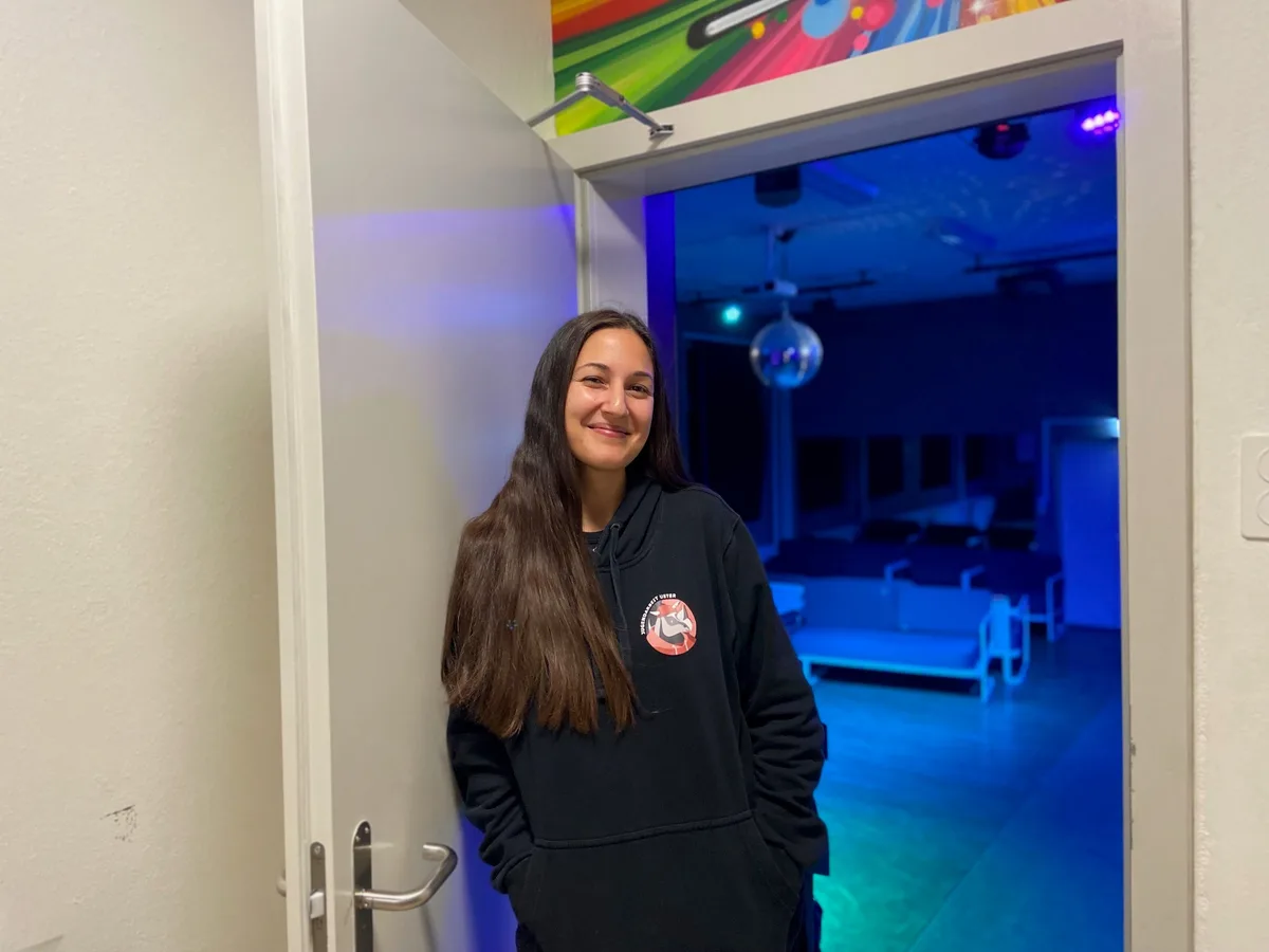 Neila Ben Ammar wird die Mädchen betreuen, die im Discoraum schlafen werden. Ein Besuch im Jugendtreff Uster.